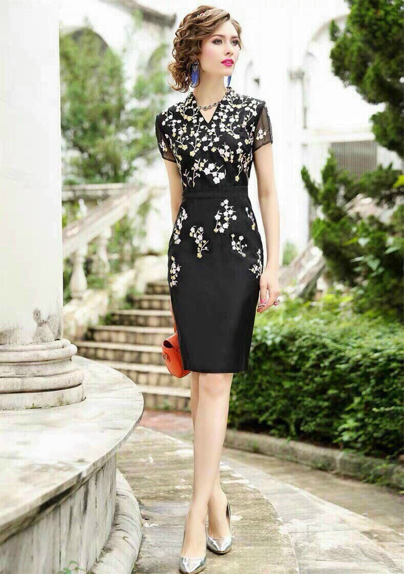 Đầm Body Thêu Hoa Tay Ngắn - HN963